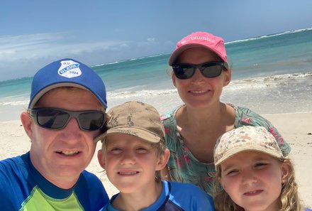 Kenia Familienreise - Kenia for family individuell - Strand & Buschabenteuer - Familie macht Selfie am Strand