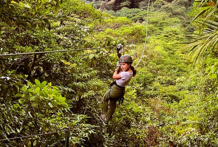 Familienurlaub Costa Rica - Traumhaftes Naturparadies - Kind beim Ziplining