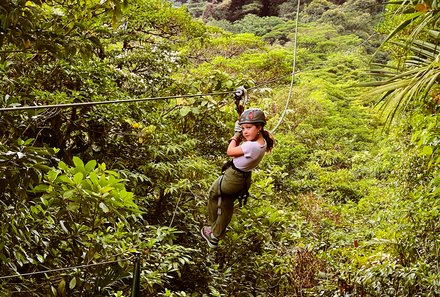 Familienurlaub Costa Rica - Costa Rica Abenteuer Regenwald und Karibik - Kind beim Ziplining in Monteverde