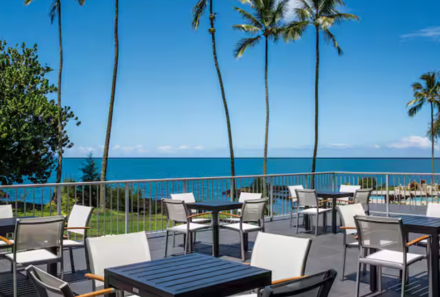 Hawaii Inselhopping for family individuell - Familienreise Hawaii mit Kindern - Grand Naniloa Hotel - Terrasse mit Tischen