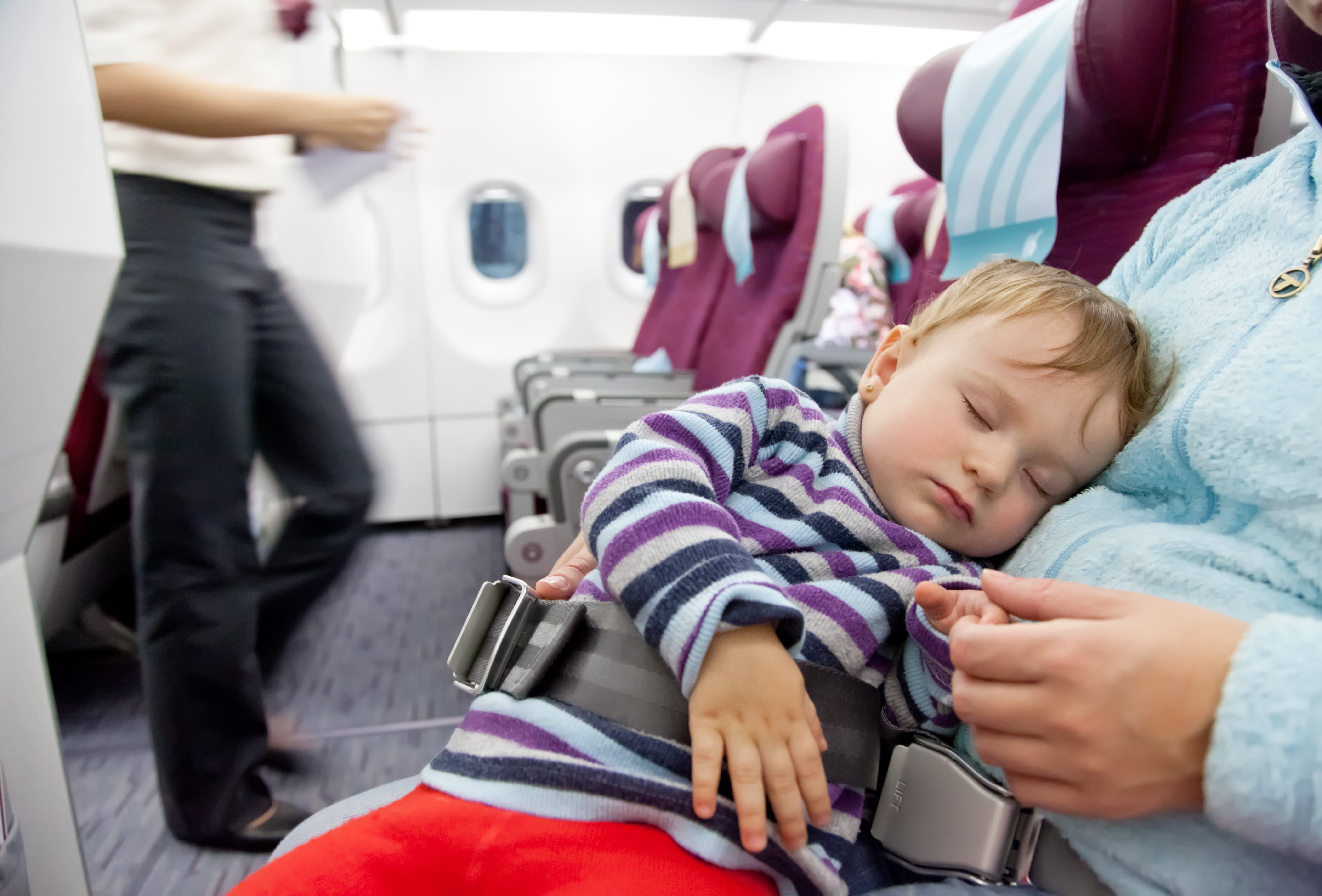 Fliegen mit Baby - Fliegen mit Baby Tipps - Kleinkind im Flugzeug