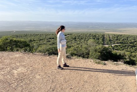 Familienreise Südafrika mit Kindern - Garden Route for family individuell deluxe - Junge Frau genießt Ausblick