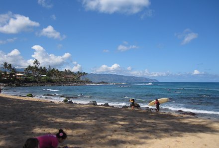 Hawaii Inselhopping for family individuell - Familienreise Hawaii mit Kindern - Surfer am Strand