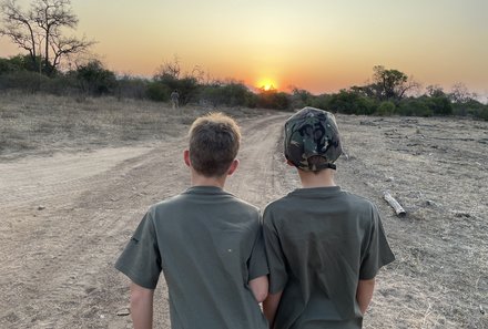 Südafrika mit Kindern - Südafrika for family - Makutsi Safari Farm - Kids beim Sonnenuntergang