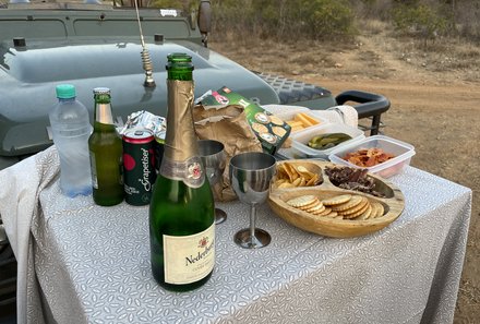 Südafrika mit Kindern - Südafrika for family - Makutsi Safari Farm - Nacht-Jeepsafari - Sundowner Snack bei Jeep