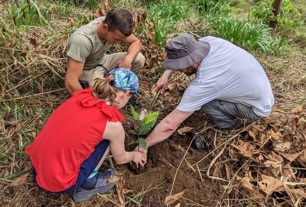 Familienurlaub Costa Rica - Costa Rica Abenteuer Regenwald und Karibik - La Tigra - Mädchen pflanzt Baum