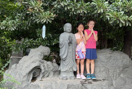 China mit Kindern - China for family - Xi'an - Wildganspagode - Kids neben Mönchstatue