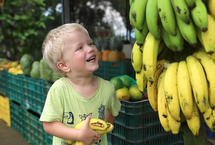 Familienurlaub Costa Rica - Costa Rica Abenteuer Regenwald und Karibik - Kind mit Bananen