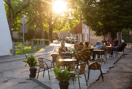 Familienreise Baltikum Family & Teens - Baltikum mit Kindern - Lettland - Altstadt Restaurant Cesis