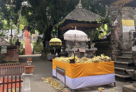 Bali mit Jugendlichen - Java & Bali Family & Teens - Tisch mit Körbchen im Tirta Empul Tempel