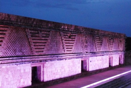 Mexiko for family Deluxe - Stätte von Uxmal -Ruinenstätte am Abend