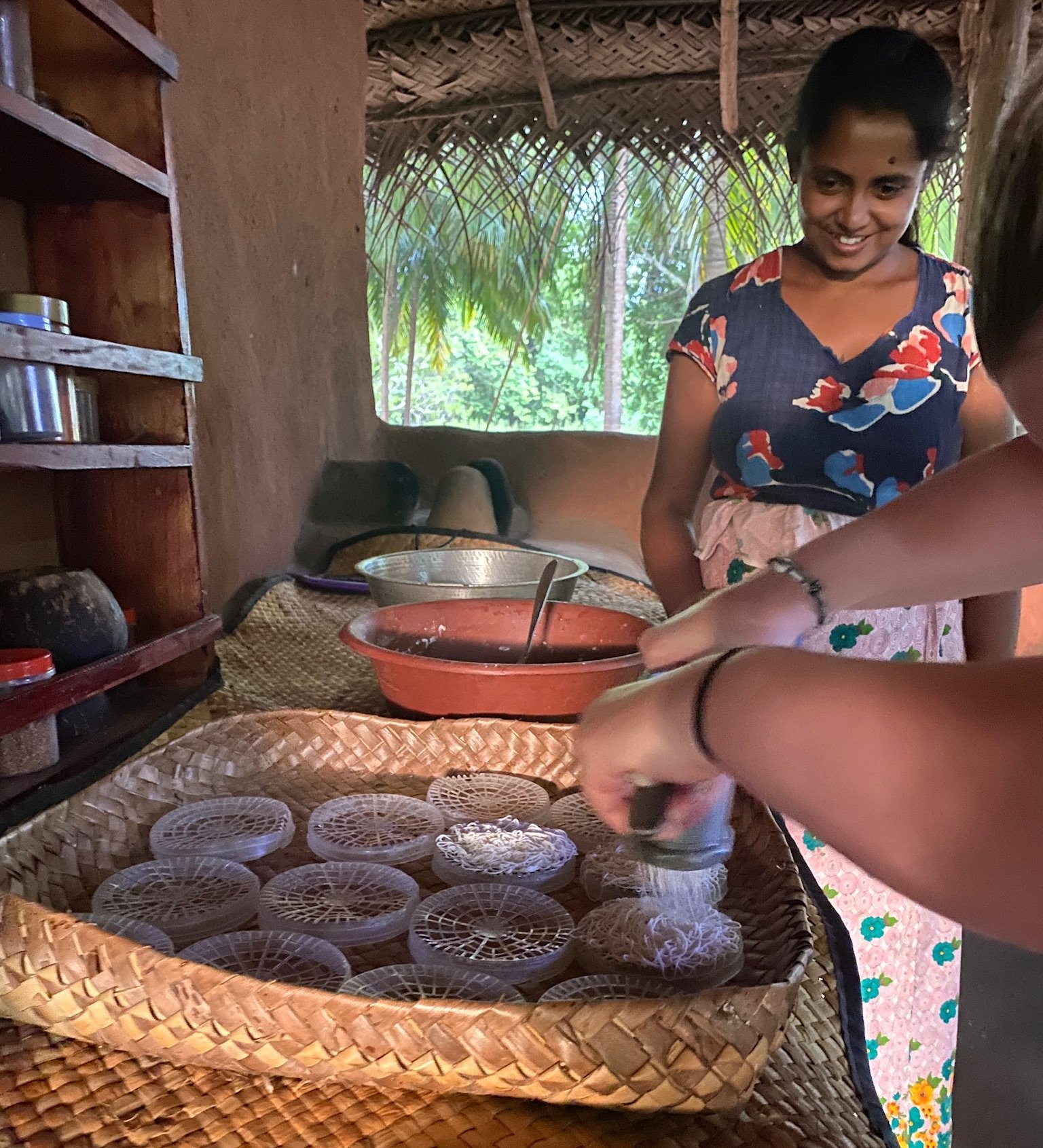 Sri Lanka Reisetipps für Familien - Besuch bei einer Bauernfamilie - Zubereitung String Hopper