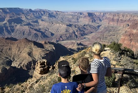 USA Südwesten mit Kindern - USA Westküste for family individuell - Abenteuer im Wilden Westen - Familie blickt auf Grand Canyon