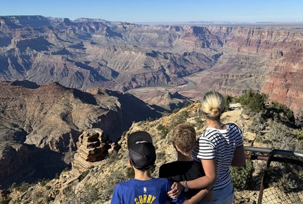 USA Südwesten mit Kindern - USA for family individuell - Kalifornien, Nationalparks & Las Vegas - Familie blickt auf Grand Canyon