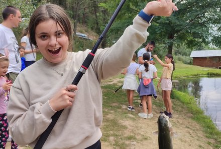 Bulgarien Familienreise - Bulgarien mit Kindern - Mädchen angelt Fisch