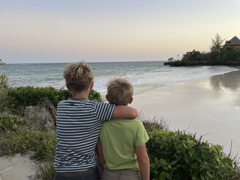 Luxusurlaub mit Kindern - exklusive Familienreisen - Kinder am Strand in Kenia