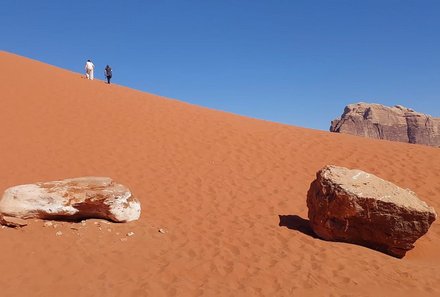 Jordanien Rundreise mit Kindern - Jordanien for family - Jennifer Ferber mit Guide in der Wüste