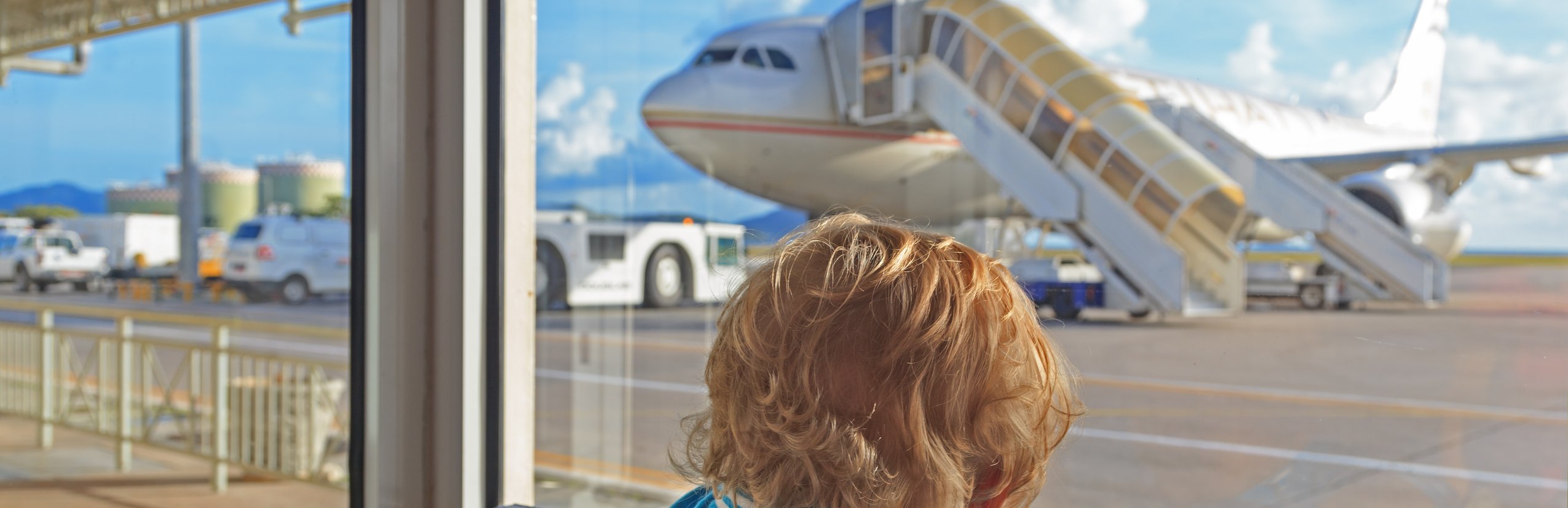 Fernreisen mit Kindern - Vorboten und Maßnahmen gegen die Reisekrankheit - Kind am Flughafen