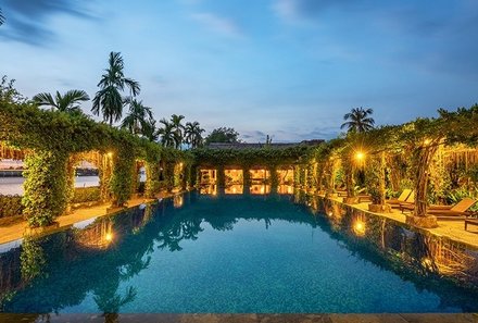 Vietnam Familienreise - Vietnam mit Kindern - Mekong Lodge - Pool am Abend