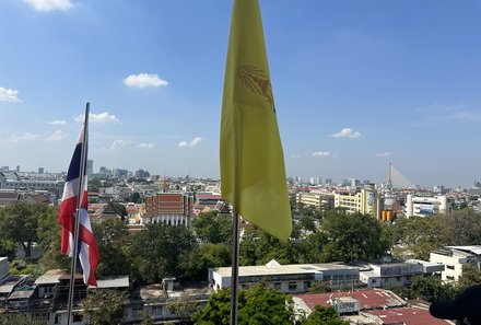 Thailand Familienreise mit Kindern - Thailand for family individuell - Flaggen mit Aussicht vom Golden Mount