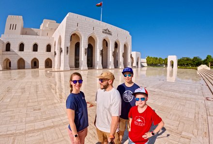 Oman Familienreise - Oman Family & Teens - Muscat - Familie beim Royal Opera House