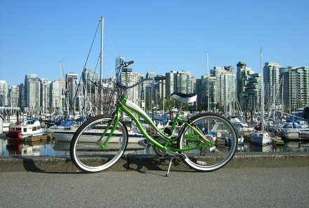 Westkanada for family individuell - Familienreise in Westkanada mit Kindern - Vancouver Skyline und Fahrrad