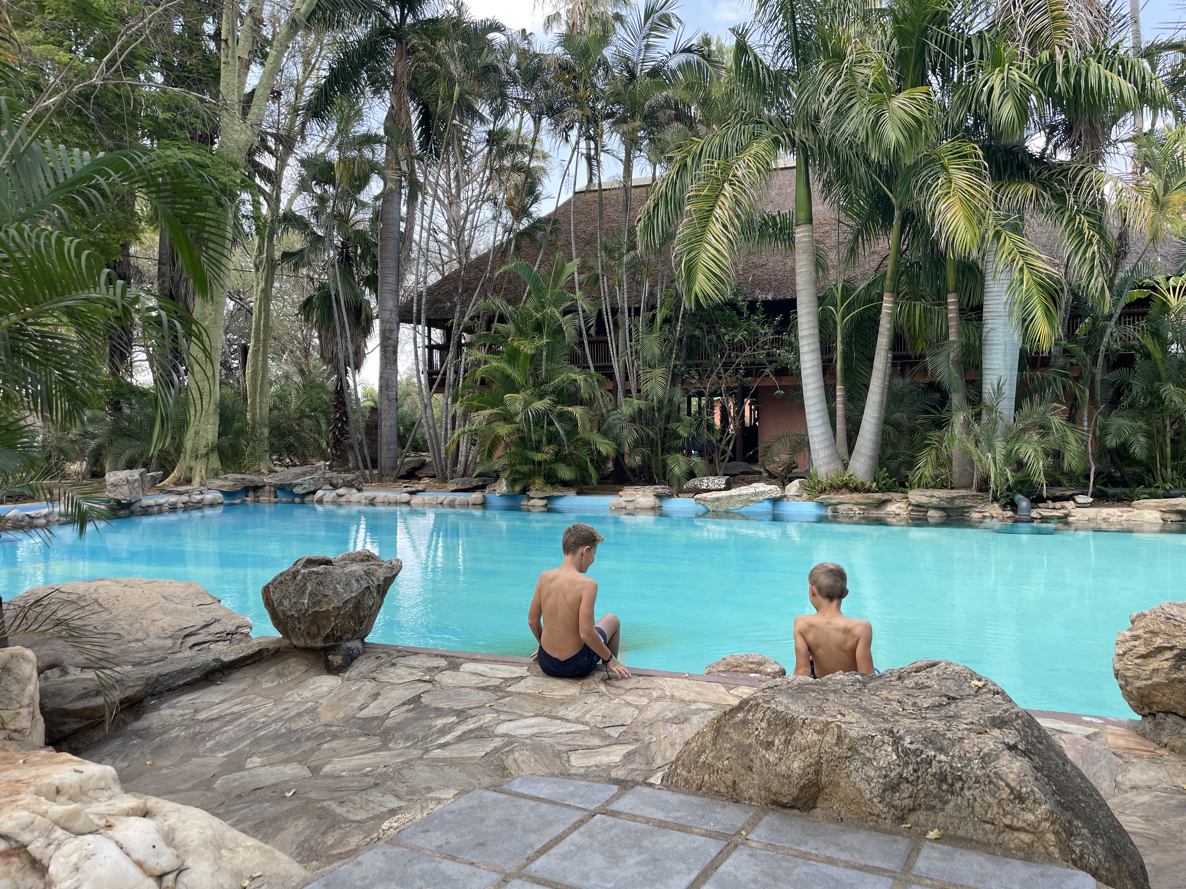 Südafrika Familienurlaub - Familienreise Südafrika - Kinder am Pool der Makutsi Safari Farm