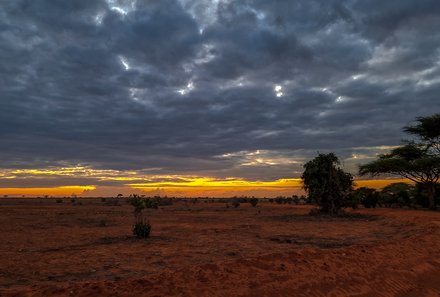 Kenia Familienreise - Kenia Family & Teens - Pirschfahrt im Tsavo Ost Nationalpark - Sonnenuntergang