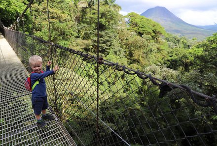 Familienurlaub Costa Rica - Costa Rica Abenteuer Regenwald und Pazifik - La Fortuna Hängebrücken - kleiner Junge