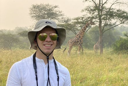 Uganda Familienurlaub - Uganda Family & Teens - Junge bei der Giraffenpirsch