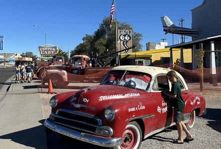 USA Südwesten mit Kindern - USA for family individuell - Kalifornien, Nationalparks & Las Vegas - Route 66 - Junge bei altem Auto