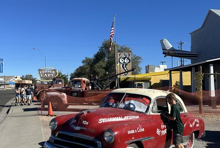 USA Südwesten mit Kindern - USA Westküste for family individuell - Abenteuer im Wilden Westen - Route 66 - Junge bei altem Auto