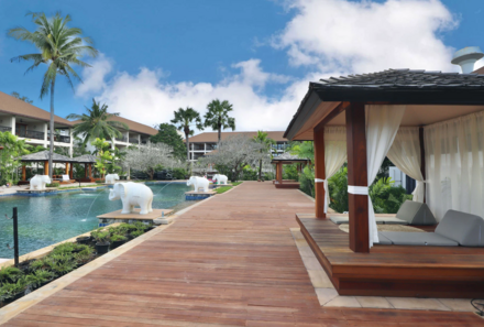 Thailand for family - Thailand mit Kindern - Bandara Resort and Spa - Liegen am Pool