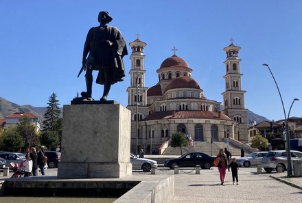 Albanien Familienreise - Albanien for family individuell - Korca - Statue und Kirche