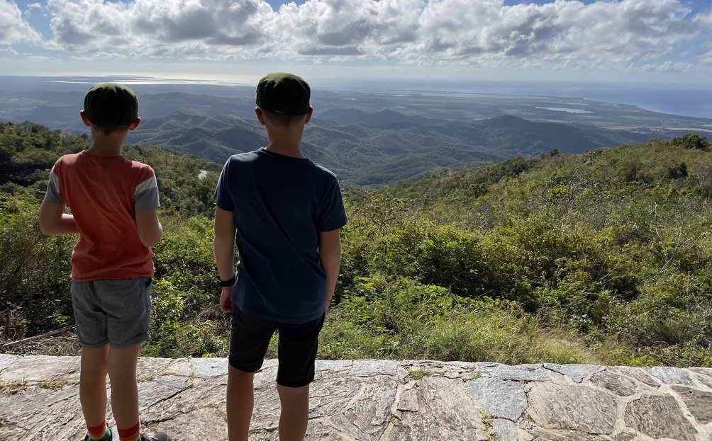 Kuba mit Kindern - 10 Gründe nach Kuba zu reisen - Kinder im Nationalpark Guanayara