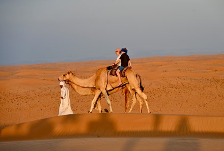 Oman for family individuell - Oman mit Kindern - Kamelreiten im Wüstencamp