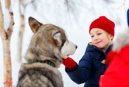 Familienreise Estland - Estland for family Winter - Kind bei Schlittenhund