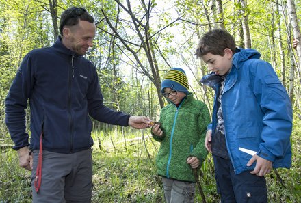 Estland Familienreise - Estland for family - Familie auf Wanderung im Soomaa Nationalpark