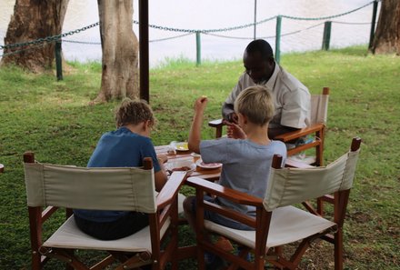 Kenia Familienreise - Kenia for family individuell - Best of Safari & Chale Island - Ziwani - Kinder basteln mit Guide