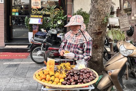 Vietnam Familienreise - Vietnam for family Summer - Einheimische mit Obststand