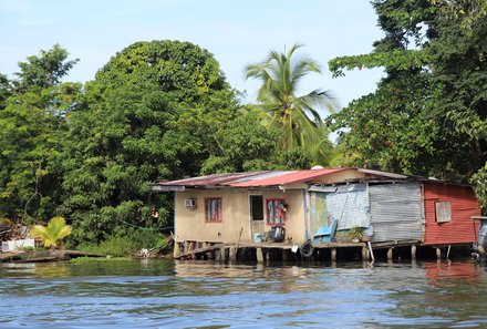 Familienurlaub Costa Rica - Costa Rica Abenteuer Regenwald und Karibik - Tortuguero Nationalpark - Häuser am Fluss