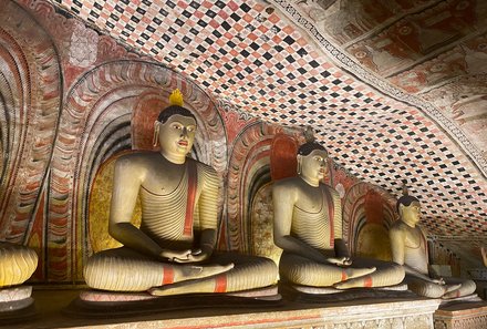 Sri Lanka Familienreise - Sri Lanka for family -  Dambulla Höhlentempel - sitzende Figuren