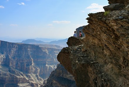 Oman Familienreise - Oman for family - Kids an Felsen vom Jebel Shams