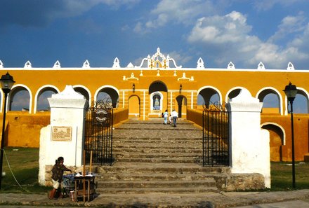 Mexiko for family Deluxe - Izamal - Eingang zum Gebäude