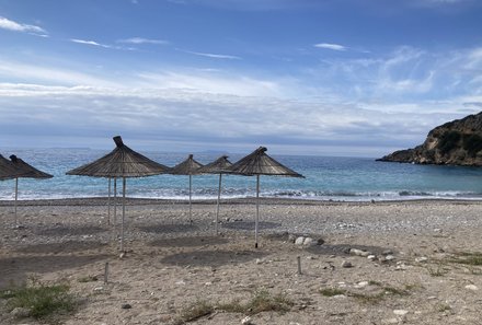 Albanien Familienreise - Albanien for family individuell - Schirme am Strand von Himare