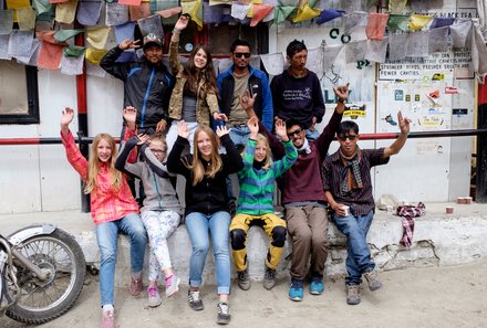 Ladakh mit Kindern - Ladakh Teens on Tour -  Gruppenfoto mit Einheimischen in Ladakh