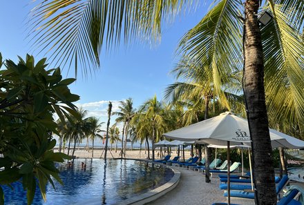 Bali Familienreise - Bali for family - Nusa Lembongan - Mahagiri Resort - Pool und Palmen