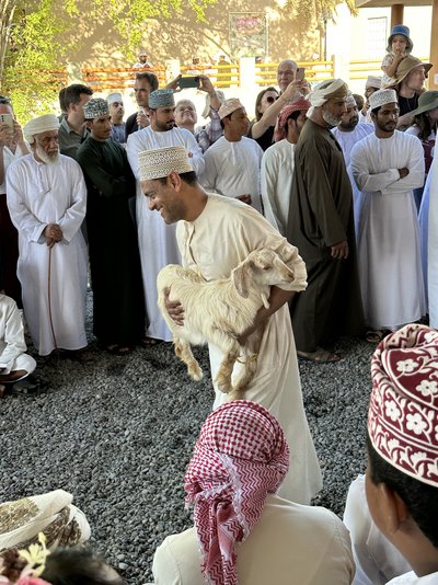 Familienreise Oman - Oman mit Jugendlichen - Omani mit Ziege