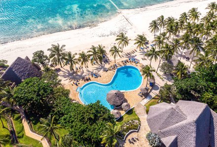 Serengeti mit Kindern individuell - Familienabenteuer Tansania - Sansibar Strandverlängerung - Karafuu Beach Resort - Pool direkt am Strand