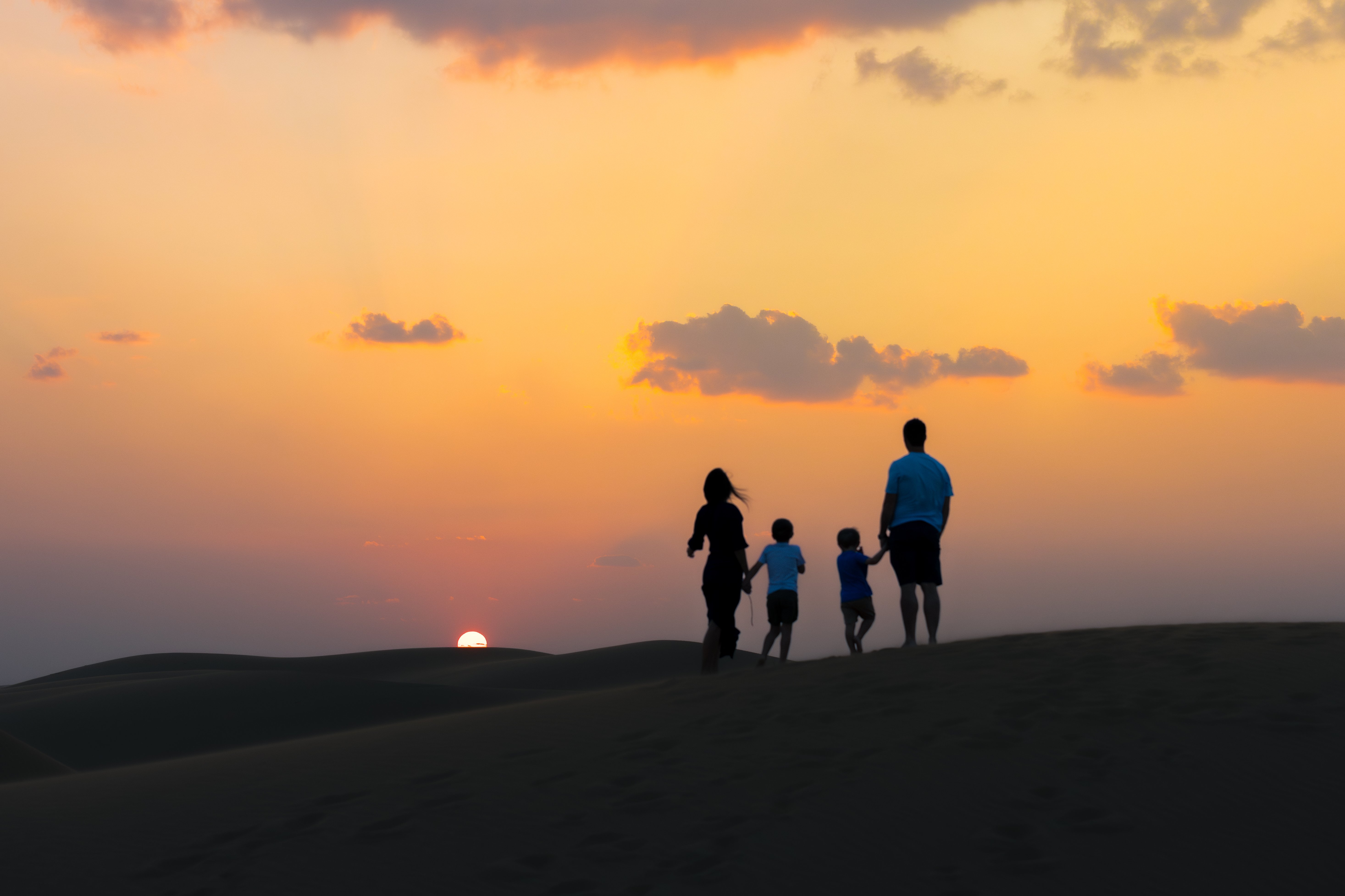 Oman Familienurlaub Wüstencamp - Thousand Nights Camp - Familie in der Wüste